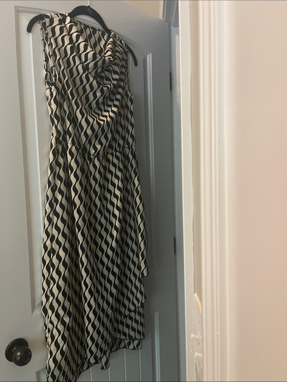 Sleeveless Midi Dress with Bold Black & Cream Wave Print